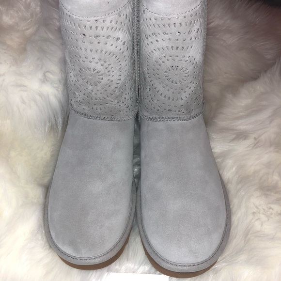SOLD!!! UGG Classic Sunshine Perf - Picture 2 of 7
